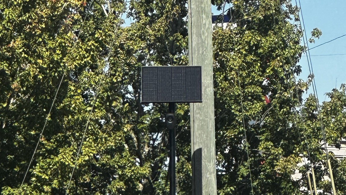 Pole-mounted solar-powered license plate camera in Valdosta, Georgia